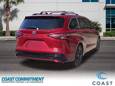 Used 2022 Toyota Sienna XSE image 6