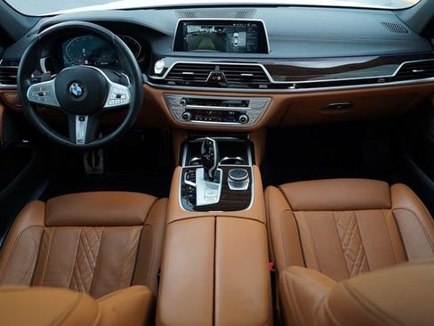 Used 2022 BMW 740i w/ M Sport Package RWD image 2