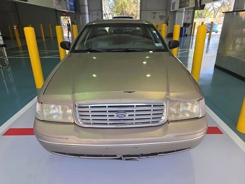 Used 2004 Ford Crown Victoria LX image 6
