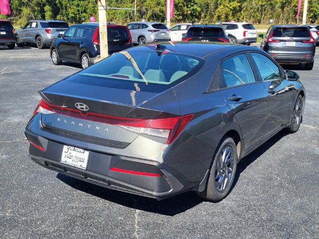 Used 2024 Hyundai Elantra SEL FWD image 2