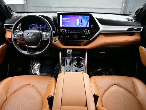Used 2024 Toyota Highlander Platinum AWD/4WD image 18