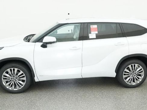New 2026 Toyota Highlander Platinum AWD/4WD image 3
