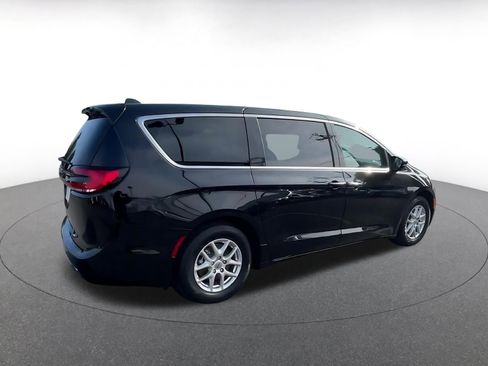 Used 2024 Chrysler Pacifica Touring-L image 15