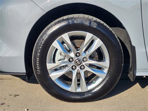 Used 2023 Toyota Sienna XLE Woodland Edition image 22