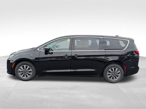 Used 2024 Chrysler Pacifica Limited FWD image 4