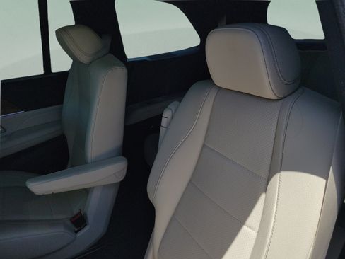 Certified 2025 Mercedes-Benz GLS 450 4MATIC image 9
