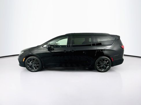 Used 2025 Chrysler Pacifica Limited FWD image 4