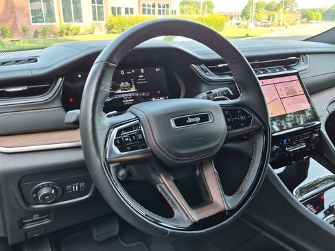 Used 2025 Jeep Grand Cherokee Summit AWD/4WD image 31