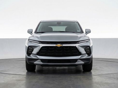 Used 2025 Chevrolet Blazer LT FWD image 2