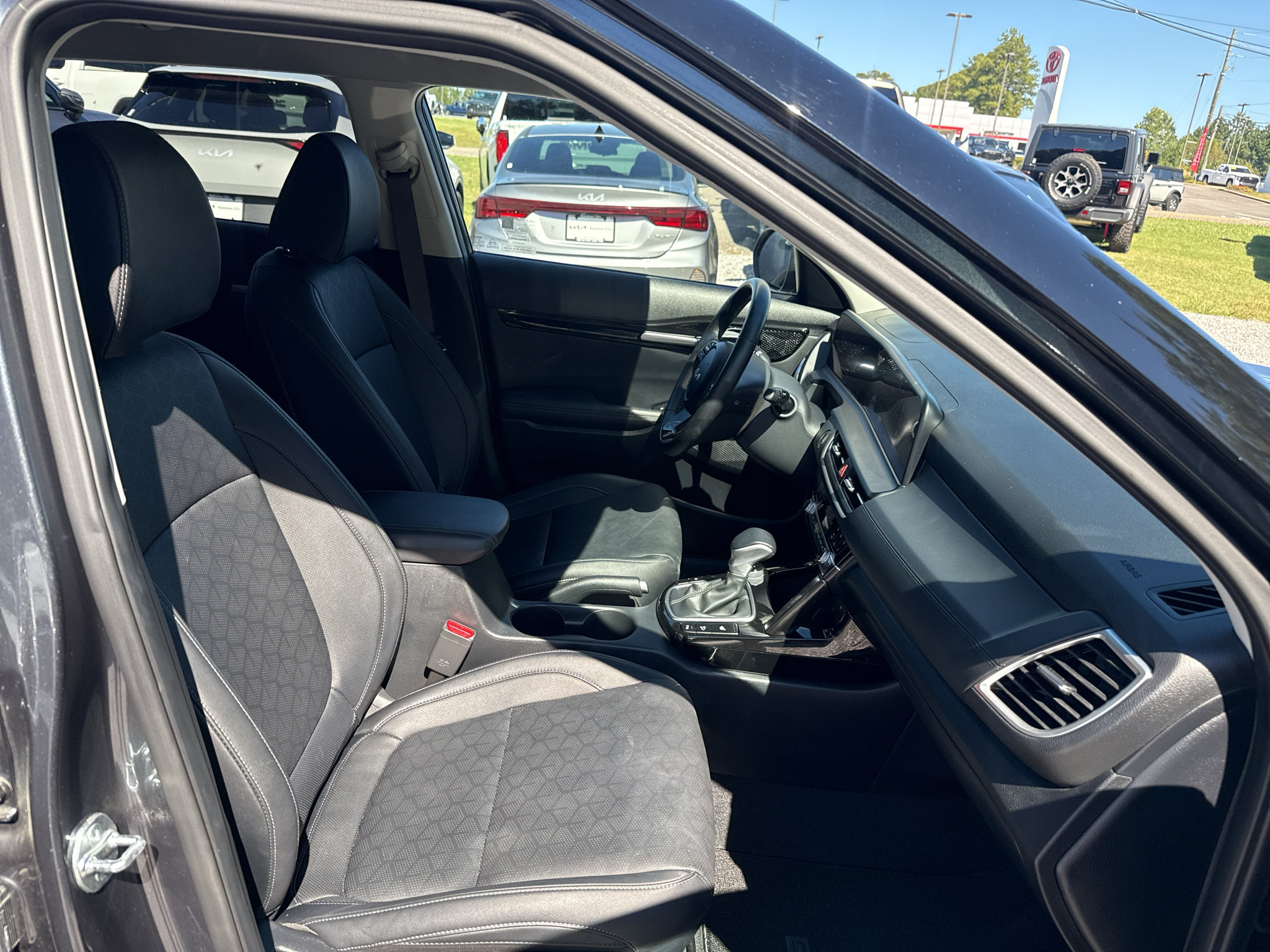 Used 2025 Kia Seltos EX FWD image 24