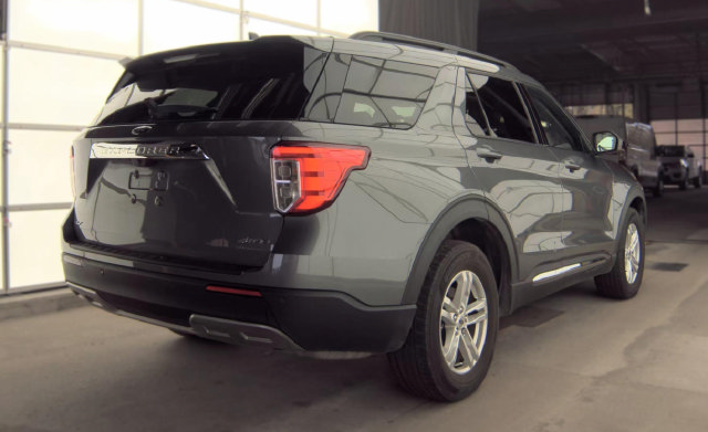 Used 2024 Ford Explorer XLT w/ Equipment Group 202A AWD/4WD image 2