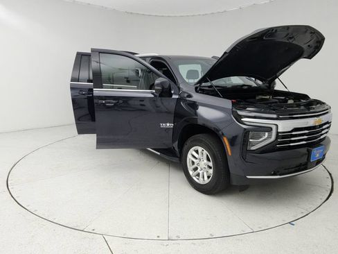Used 2025 Chevrolet Suburban LT w/ Comfort Package RWD image 9