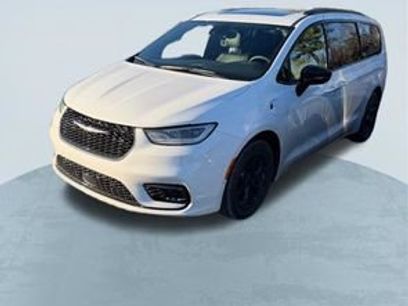 Used 2024 Chrysler Pacifica Premium