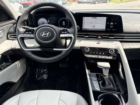Certified 2025 Hyundai Elantra Limited FWD image 2