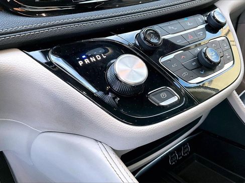 Certified 2023 Chrysler Pacifica Limited image 32