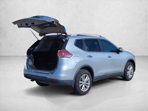 Used 2016 Nissan Rogue SV image 3