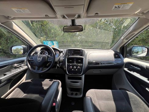 Used 2018 Dodge Grand Caravan SE w/ UConnect Hands-Free Group FWD image 27