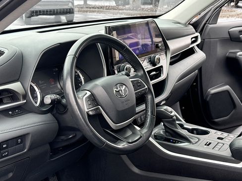 Used 2023 Toyota Highlander L image 4