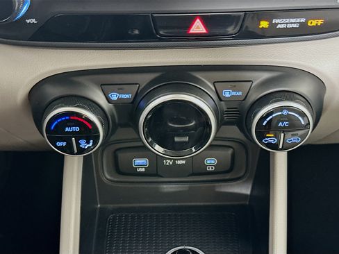 Used 2025 Hyundai Venue SEL FWD image 23