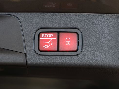 Used 2025 Mercedes-Benz GLB 250 4MATIC image 34