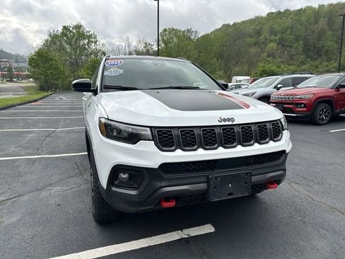 Used 2025 Jeep Compass Trailhawk AWD/4WD image 11