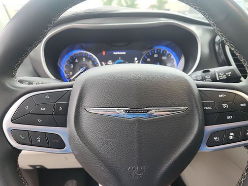Used 2024 Chrysler Pacifica Touring-L FWD image 20