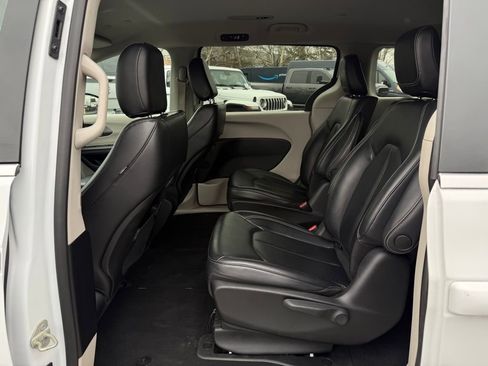 Used 2023 Chrysler Pacifica Touring-L image 20