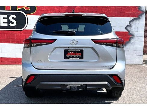 Used 2022 Toyota Highlander LE AWD/4WD image 4