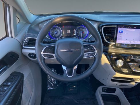 Used 2023 Chrysler Pacifica Touring-L FWD image 12