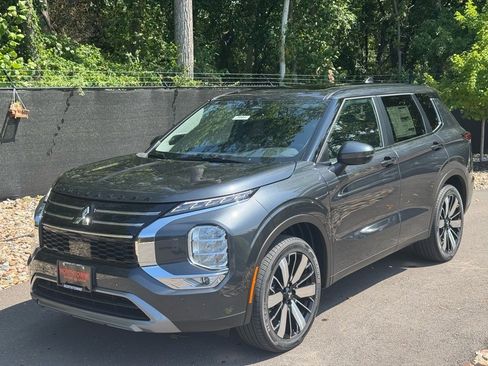 New 2025 Mitsubishi Outlander SE image 1