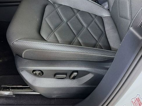 Used 2025 Volkswagen Atlas Cross Sport SE FWD image 21