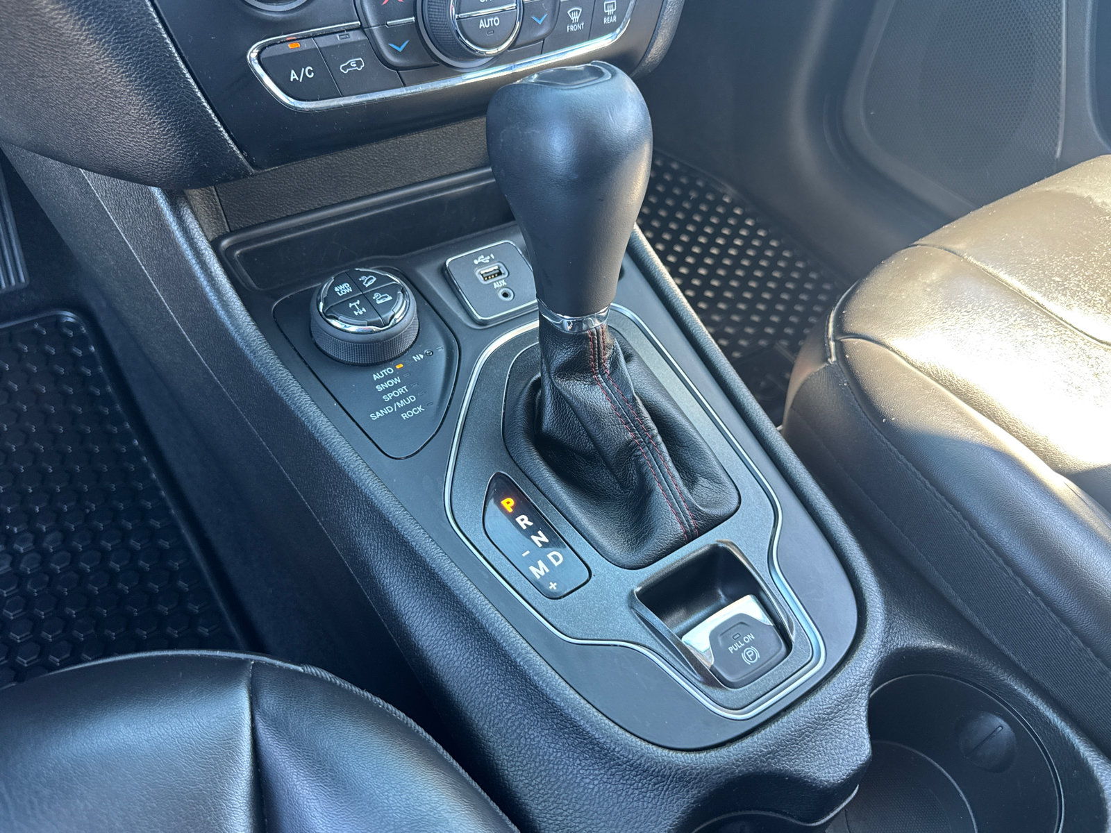 Used 2021 Jeep Cherokee Trailhawk AWD/4WD image 13