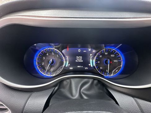 Used 2024 Chrysler Pacifica Touring-L image 12