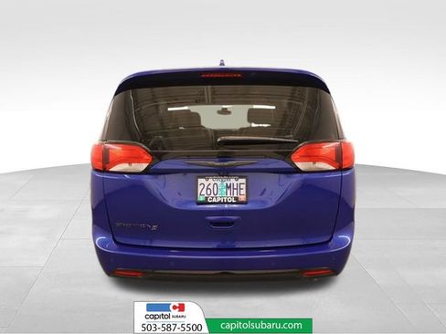 Used 2019 Chrysler Pacifica Touring Plus w/ S Appearance Package FWD image 3