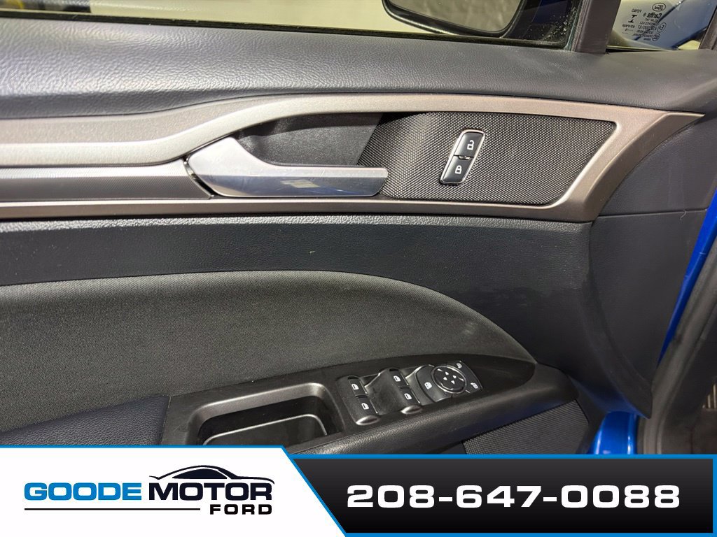Used 2017 Ford Fusion SE w/ Equipment Group 201A FWD image 9