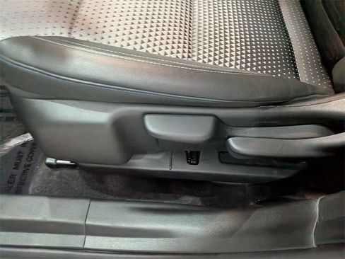 Used 2025 Chevrolet Trax LT w/ LT Convenience Package image 10