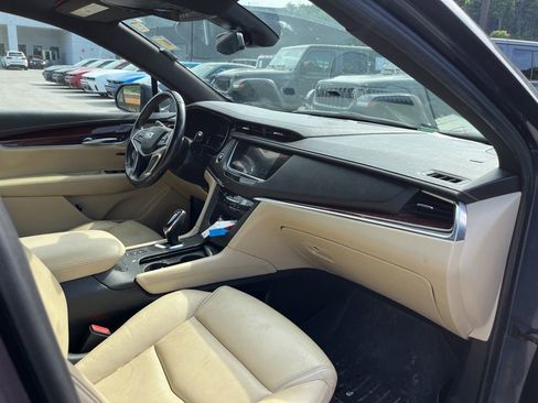 Used 2018 Cadillac XT5 Luxury w/ Driver Awareness Package AWD/4WD image 9