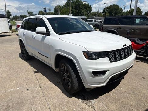 Used 2019 Jeep Grand Cherokee Altitude AWD/4WD image 3