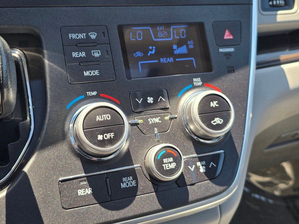 Used 2017 Toyota Sienna XLE Premium FWD image 14