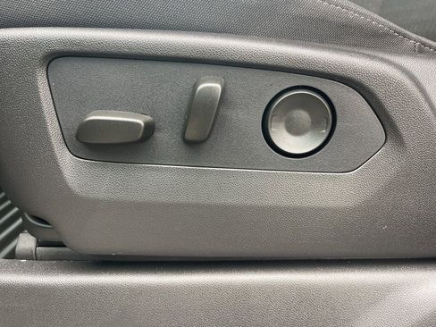 Used 2025 Chevrolet Silverado 1500 Custom image 10