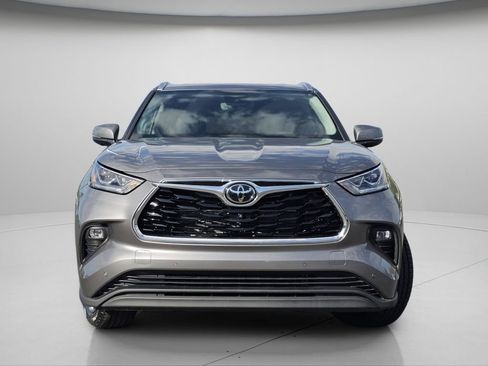 Used 2025 Toyota Highlander Limited AWD/4WD image 3