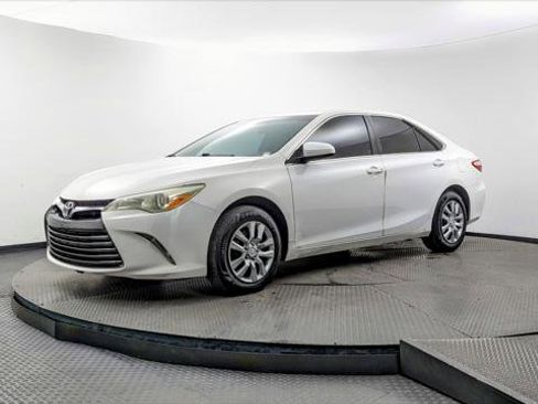 Used 2015 Toyota Camry LE image 2