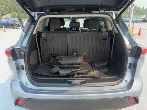 Used 2023 Toyota Highlander LE AWD/4WD image 9