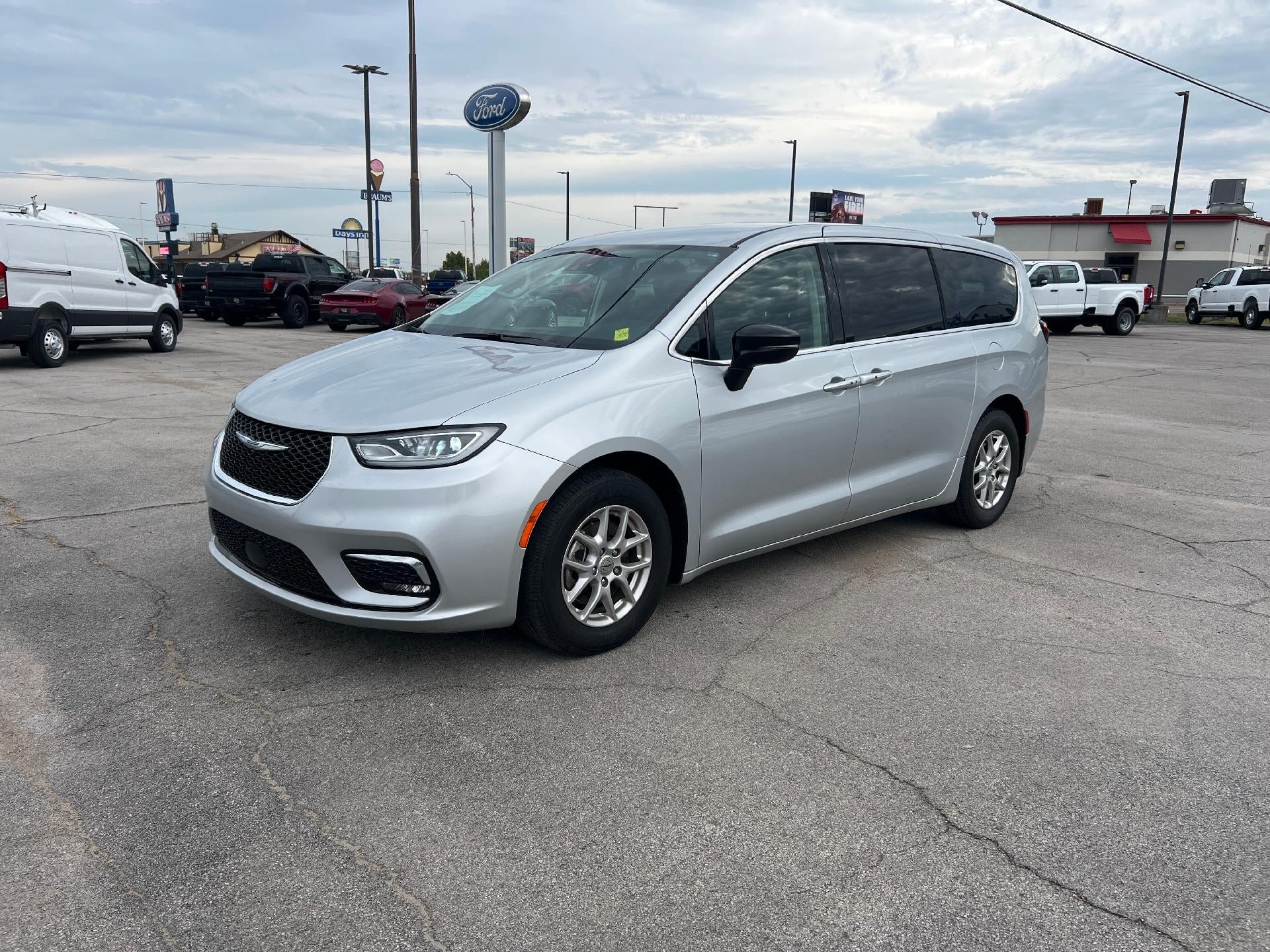 Used 2024 Chrysler Pacifica Touring-L FWD image 5