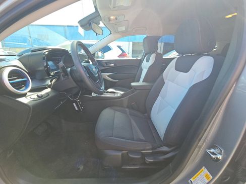 Used 2024 Chevrolet Trax LS w/ LS Convenience Package FWD image 3