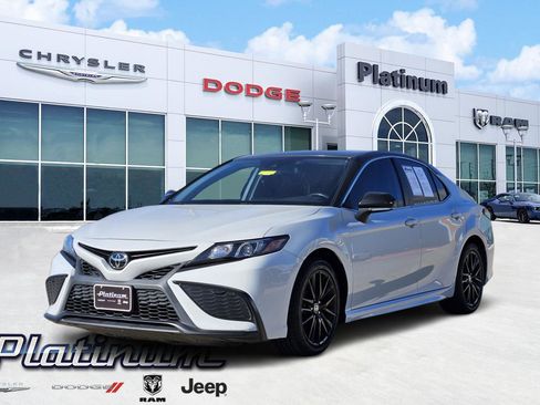 Used 2023 Toyota Camry SE image 2