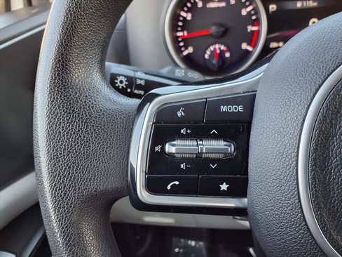 Used 2022 Kia Carnival LX image 11