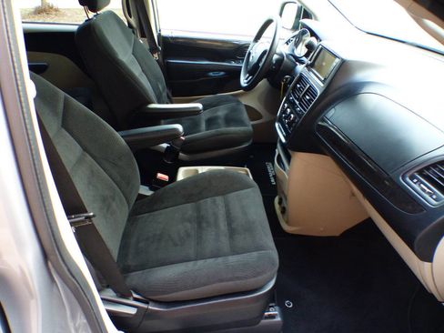 Used 2019 Dodge Grand Caravan SE image 18