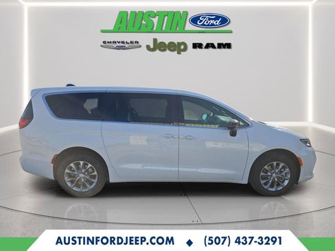 New 2026 Chrysler Pacifica Select image 6