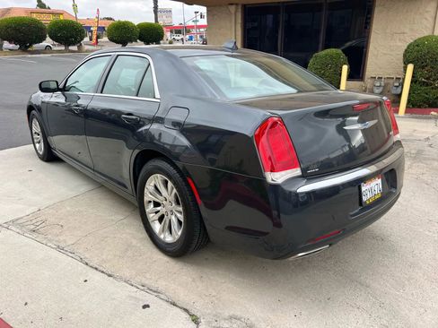 Used 2018 Chrysler 300 Touring w/ Driver Convenience Group image 4